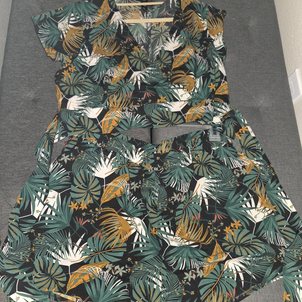 Shein Curve Two Piece Set Tropical  Front Top And Shorts Set Size 2x